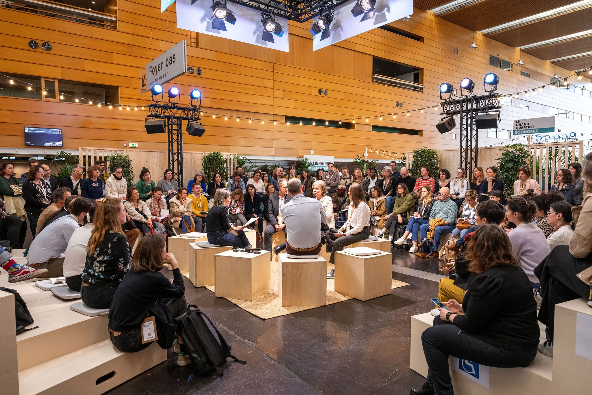Echange autours d'une table ronde lors d'un salon